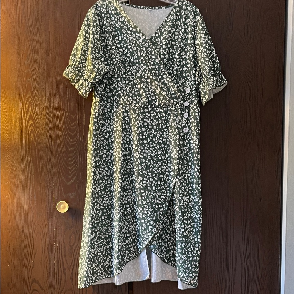 No Brand short sleeved green dress with white floral pattern. Maxi. Size XL